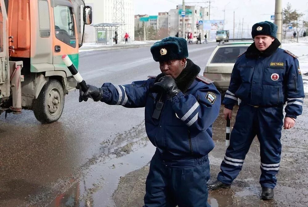 Приколы про гаишников. Гаишник негр. Милиционер вася