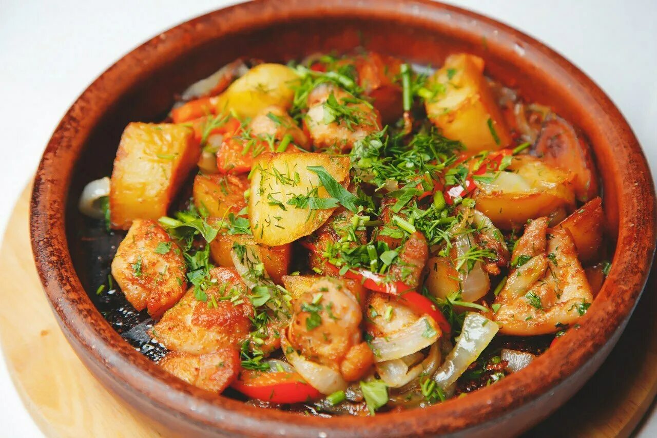 курица с картошкой по грузински. чахохбили с картошкой в казане. грузинское блюдо оджахури. чахохбили по грузински. курица с картошкой по грузински.
