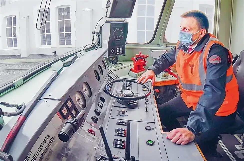 Машинист составитель поездов. Спецодежда составителя поездов. Современный железнодорожник. Машинист составитель поездов. Составитель жд.