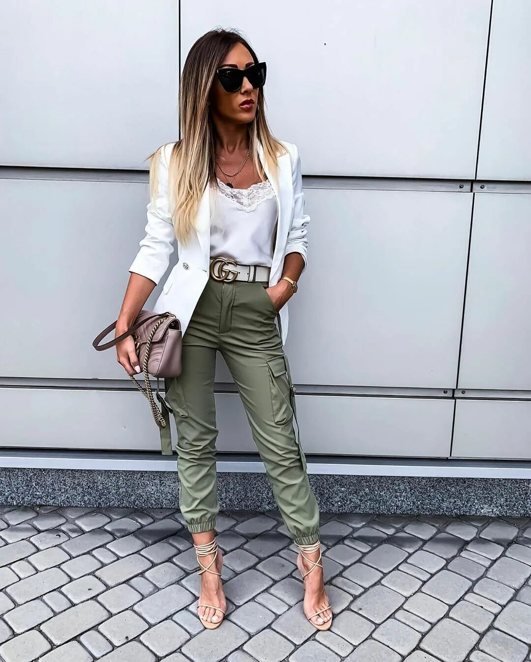 Брюки карго 2022 стрит стайл. Образы с брюками карго женские. Брюки карго стритстайл 2022. Образ с брюками карго. Штаны карго с лоферами.