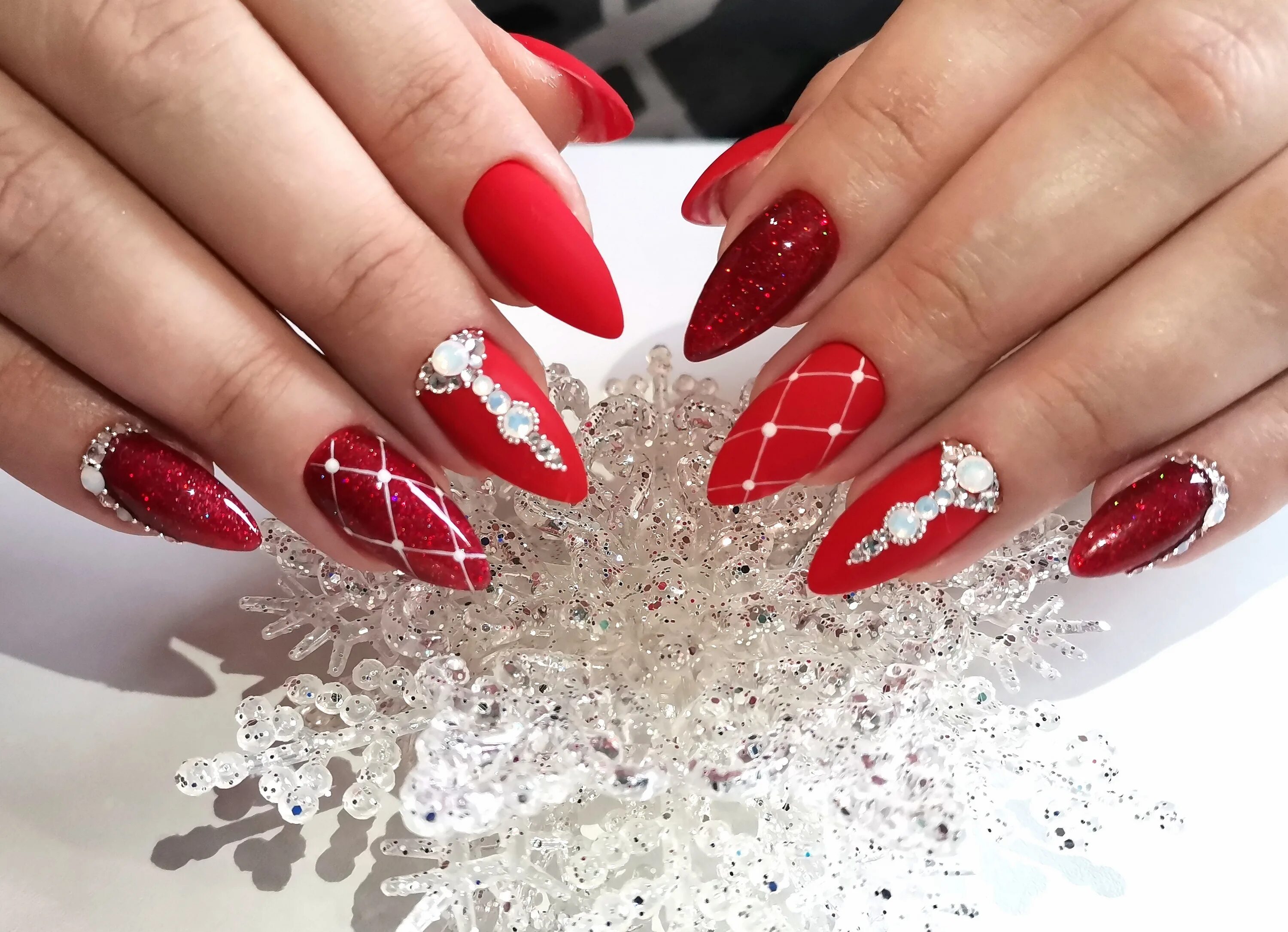 елка в москве 2022 на красной площади. новргодний красный маник. красный на новый 2022. красный маникюр. салют на красной площади 2022 в москве.