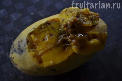 Средиземноморская плодовая муха. Манго черви. Болезни рамбутана. Личинка проволочника. Манго с темными пятнами внутри.