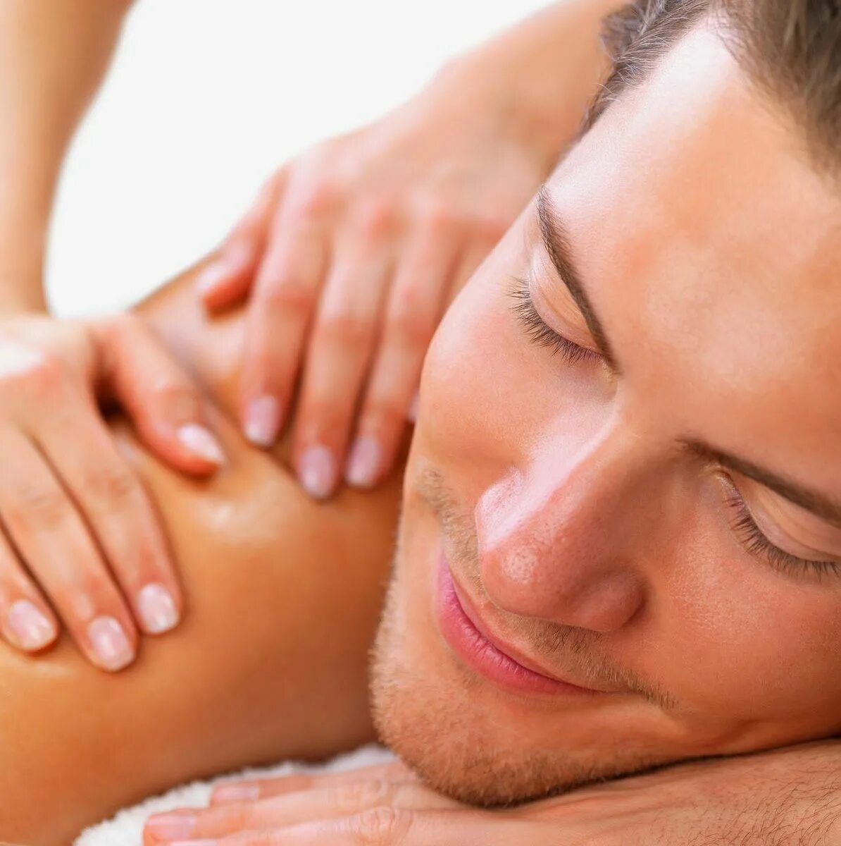 Массаж. Массаж спины. Романтический массаж. Массаж для пар. Человек который любит массаж и.