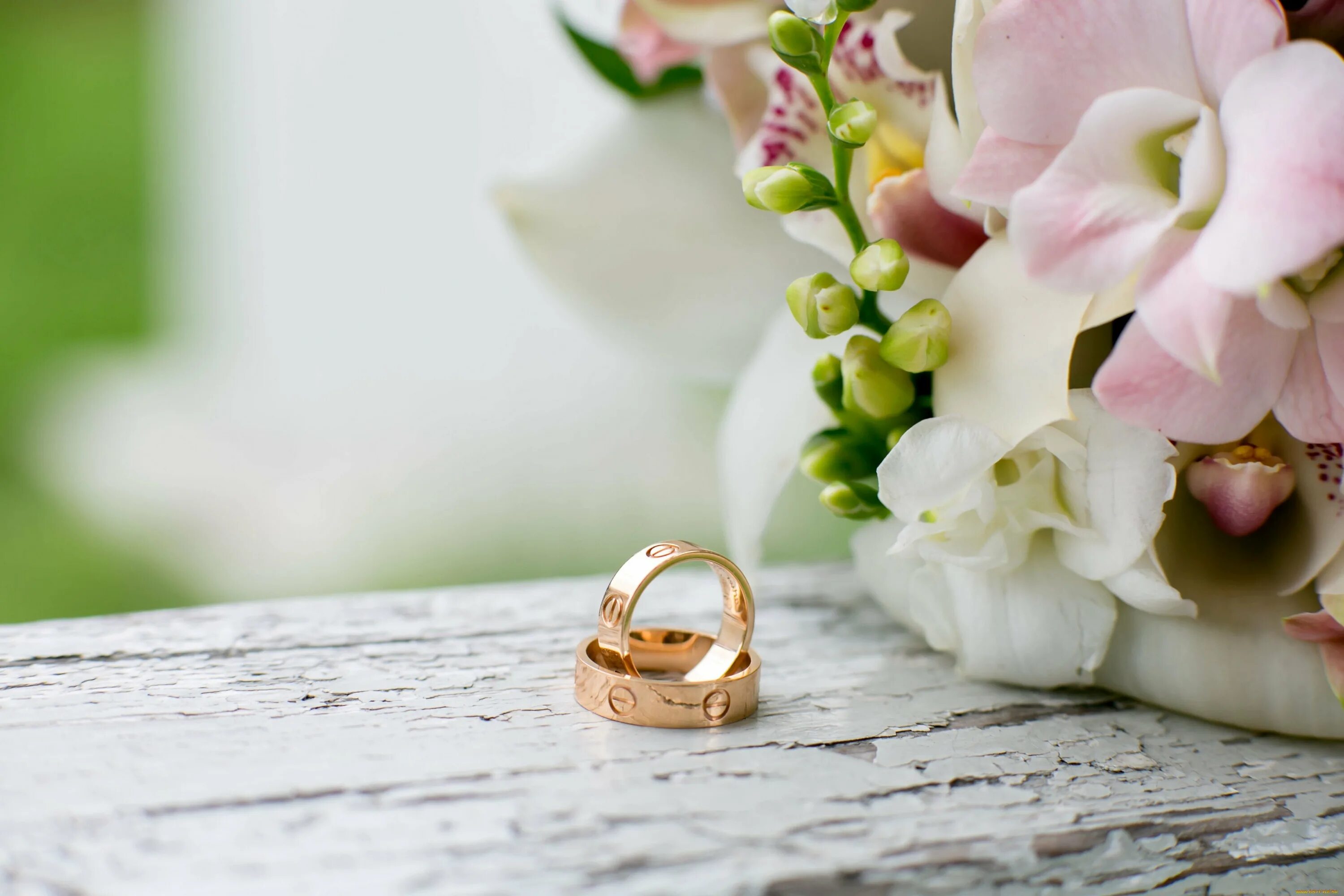 Свадебный фон. С днем бракосочетания. Обручальные кольца и цветы. Свадебные кольца в цветах. Открытка к годовщине свадьбы