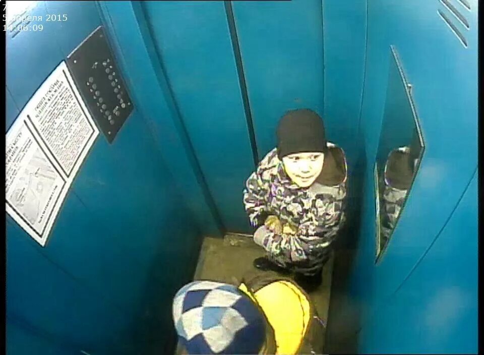 Фумарола камчатка. Подростки кинули камень в вулкан. Застывшая вулканическая лава. Как разбудить вулкан в россии. Вулкан берга извержение 2005.