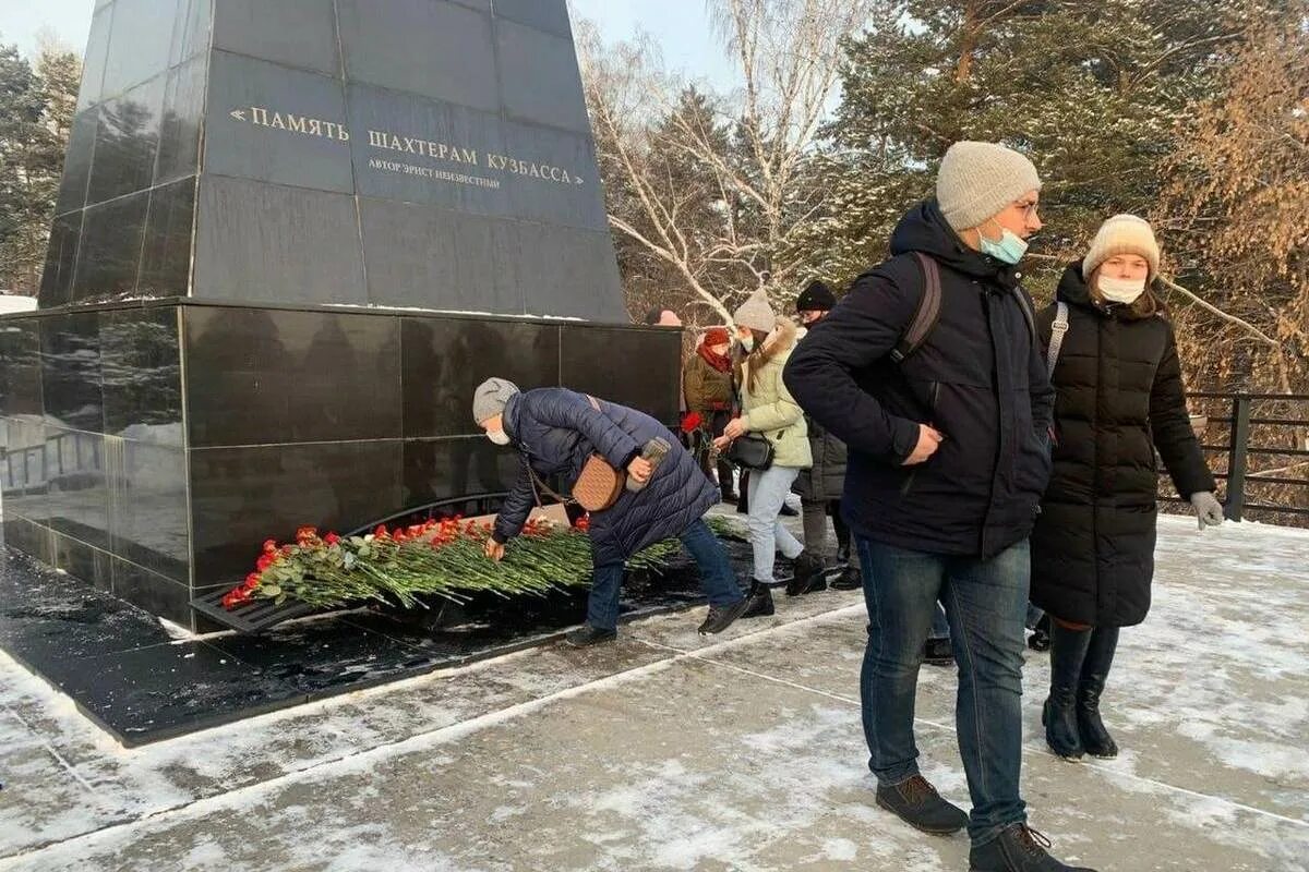 День траура по погибшим в теракте. Трагедия в Кузбассе Листвяжная. Мемориал память Шахтёрам Кузбасса. Мемориал погибшим Шахтёрам Шахты Листвяжная. Памятник шахта Листвяжная.