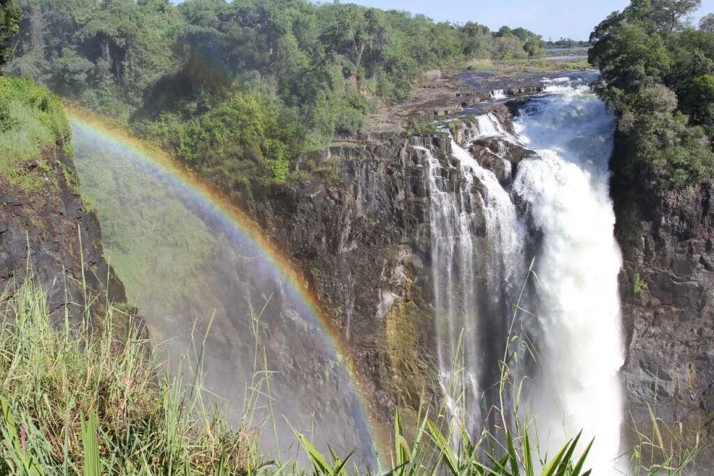 Водопад гремящий дым. Замбия река замбези. Грохочущий дым. Грохочущий дым. Зимбабве пляжи.