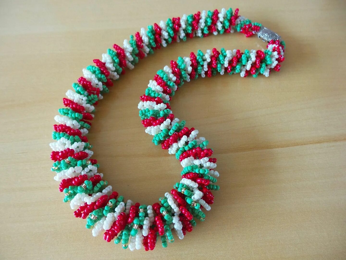 Конфетка из бисера. Брошь из бисера леденец. Новогодний леденец. Леденец трость из бисера. Конфета из бисера.