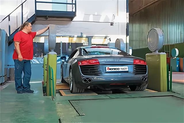 Автосервис самолет. Audi r8 на подъемнике.