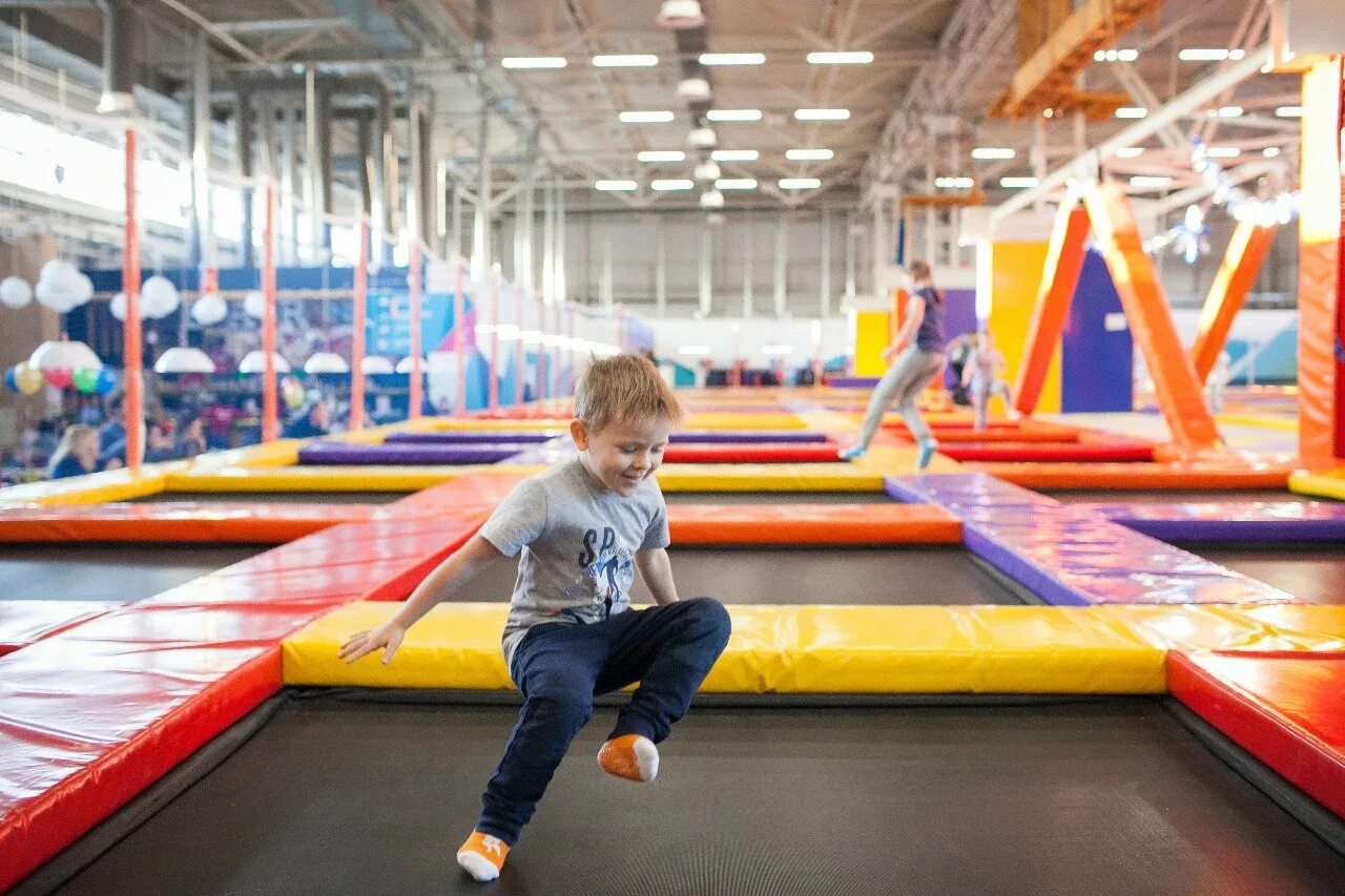 Спортивно развлекательные парки небо. Спортивно - развлекательное. Дети на батуте в развлекательном центре. Спортивно развлекательный центр небо стиль. Sky Park Кострома.