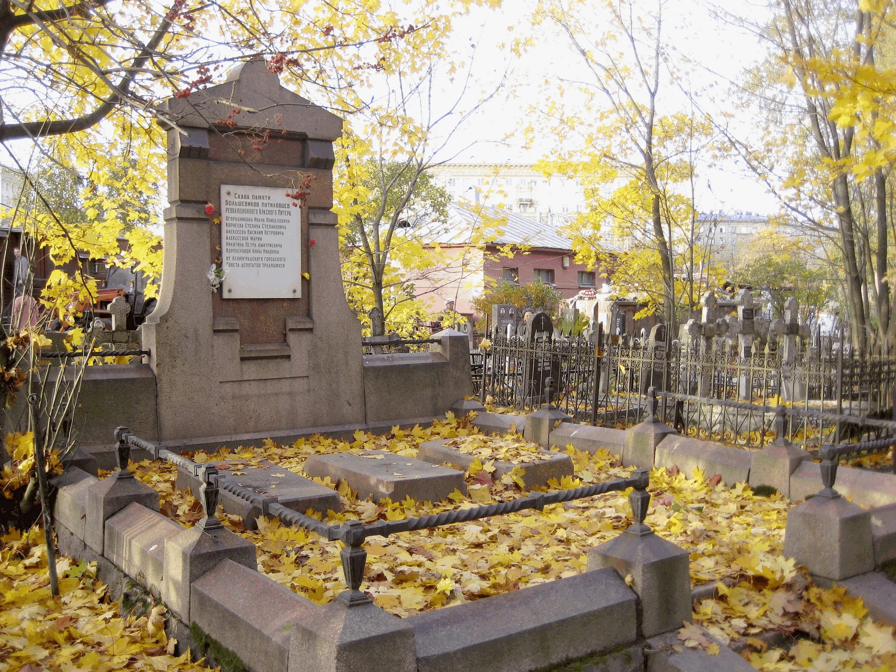 Заболотьевское кладбище памятники. Красненькое кладбище Автово. Красненькое кладбище в Санкт-Петербурге. Кладбище в Иваново революционеров. Струги красные кладбище.