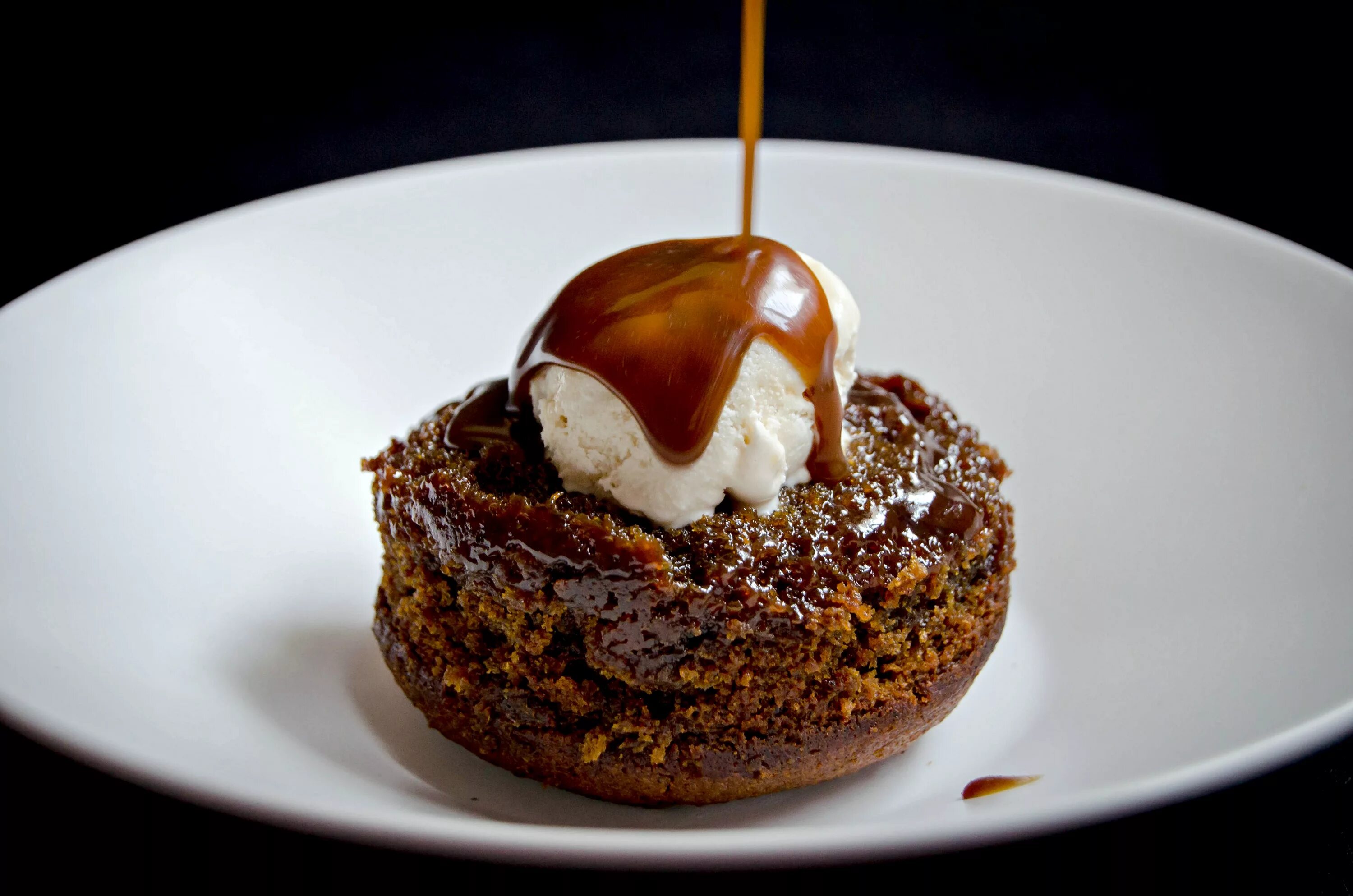 Sticky Toffee Pudding. Тоффи пудинг. Тоффи пудинг с шоколадом. Горячие Десерты. Горячая сладость