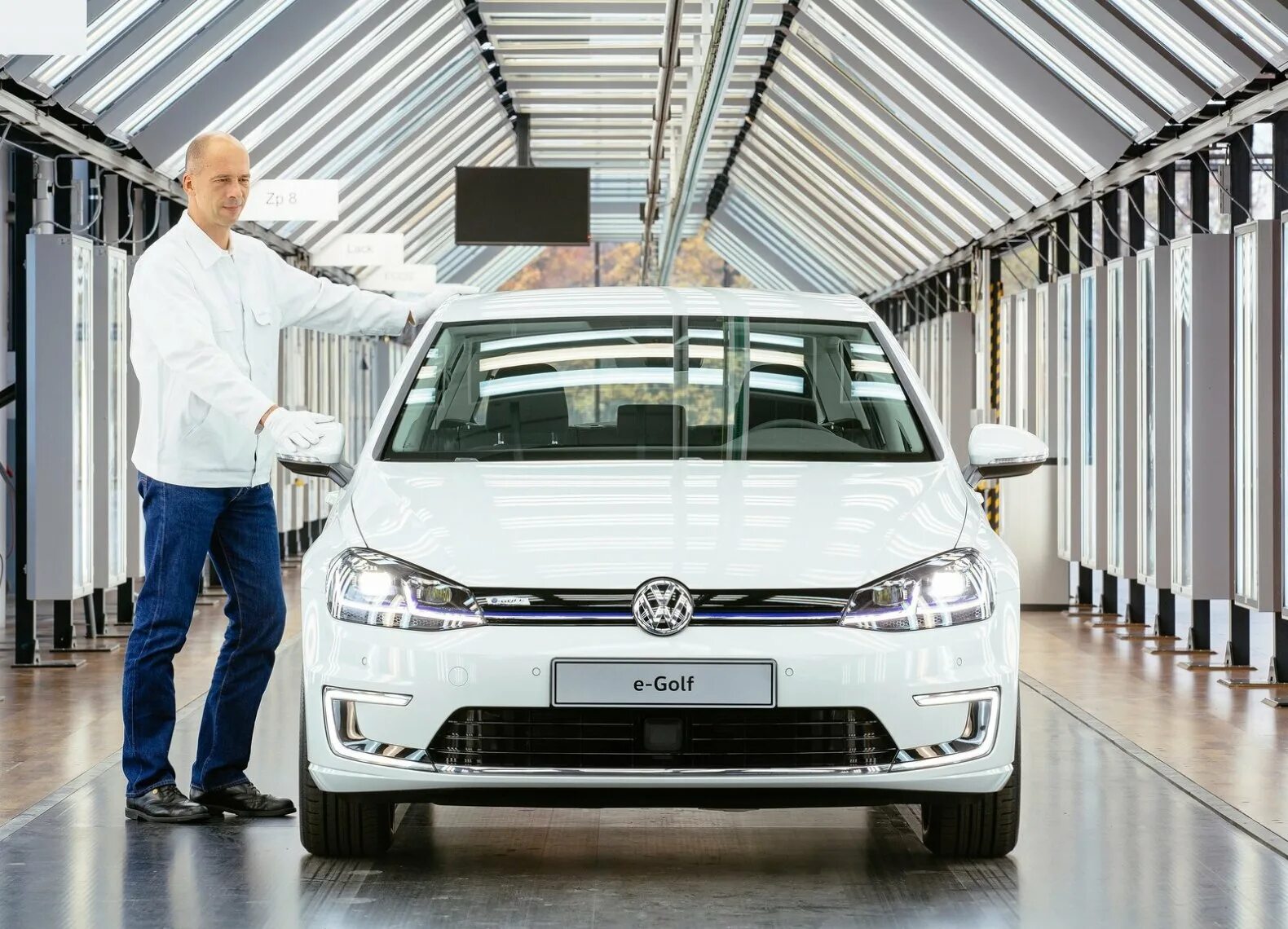 Volkswagen производитель. Volkswagen e08. Volkswagen Golf Production. Фольксваген партнер. Сборка Фольксваген.