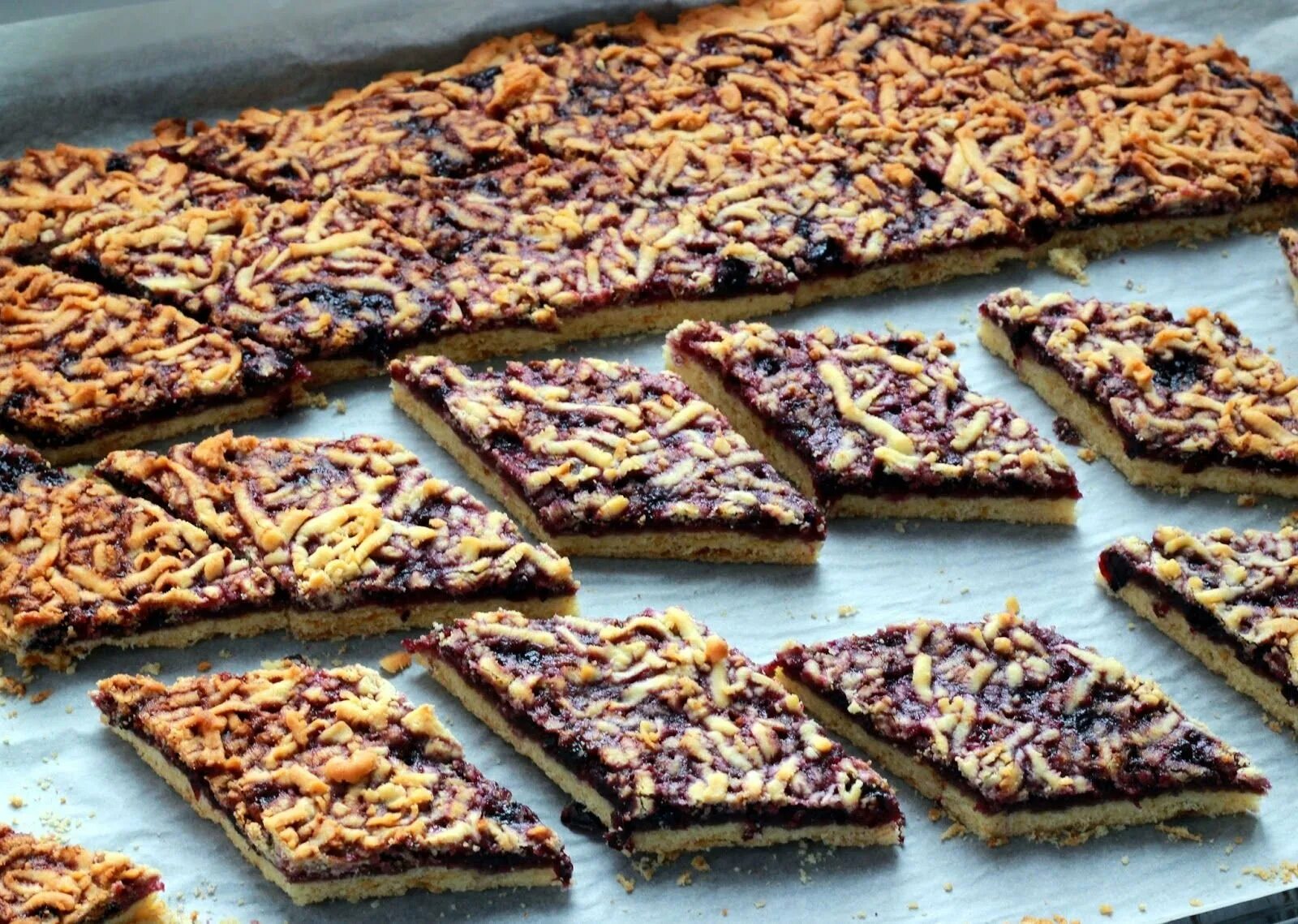 Песочное печенье с вареньем. Печенье с вареньем. Тертый пирог каракум. Песочные печенье венское. Тертый пирог каракум.