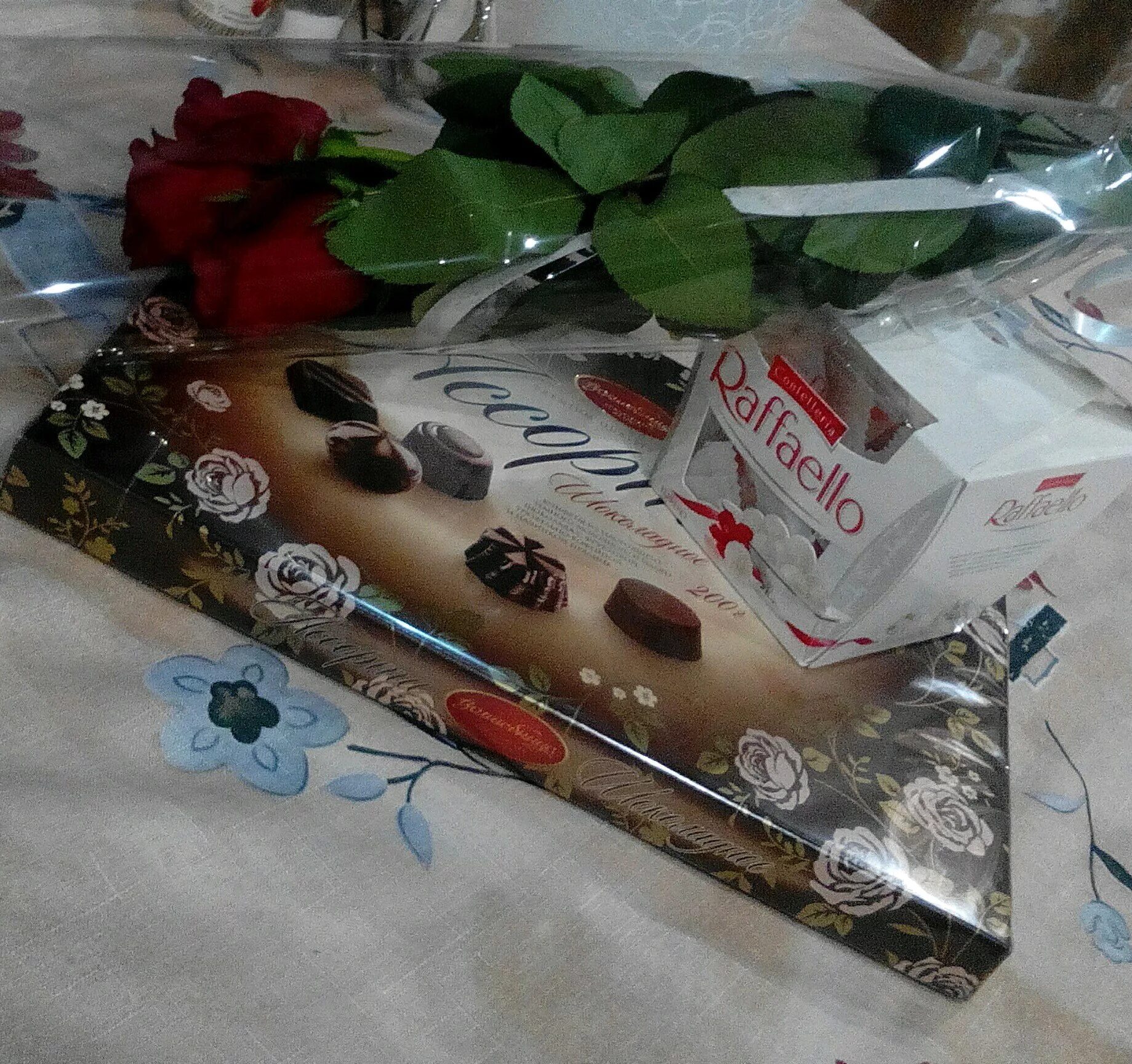 конфеты в коробках подарочные. коробка конфет на столе. коробка конфет. конфеты в коробках коркунов. коробка конфет на столе.