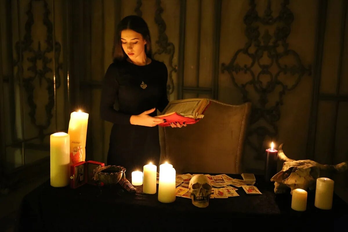 Ритуал на женщину. Гадалка приворот. Ритуалы со свечами. Обряды гадалок. Церковь и магия.