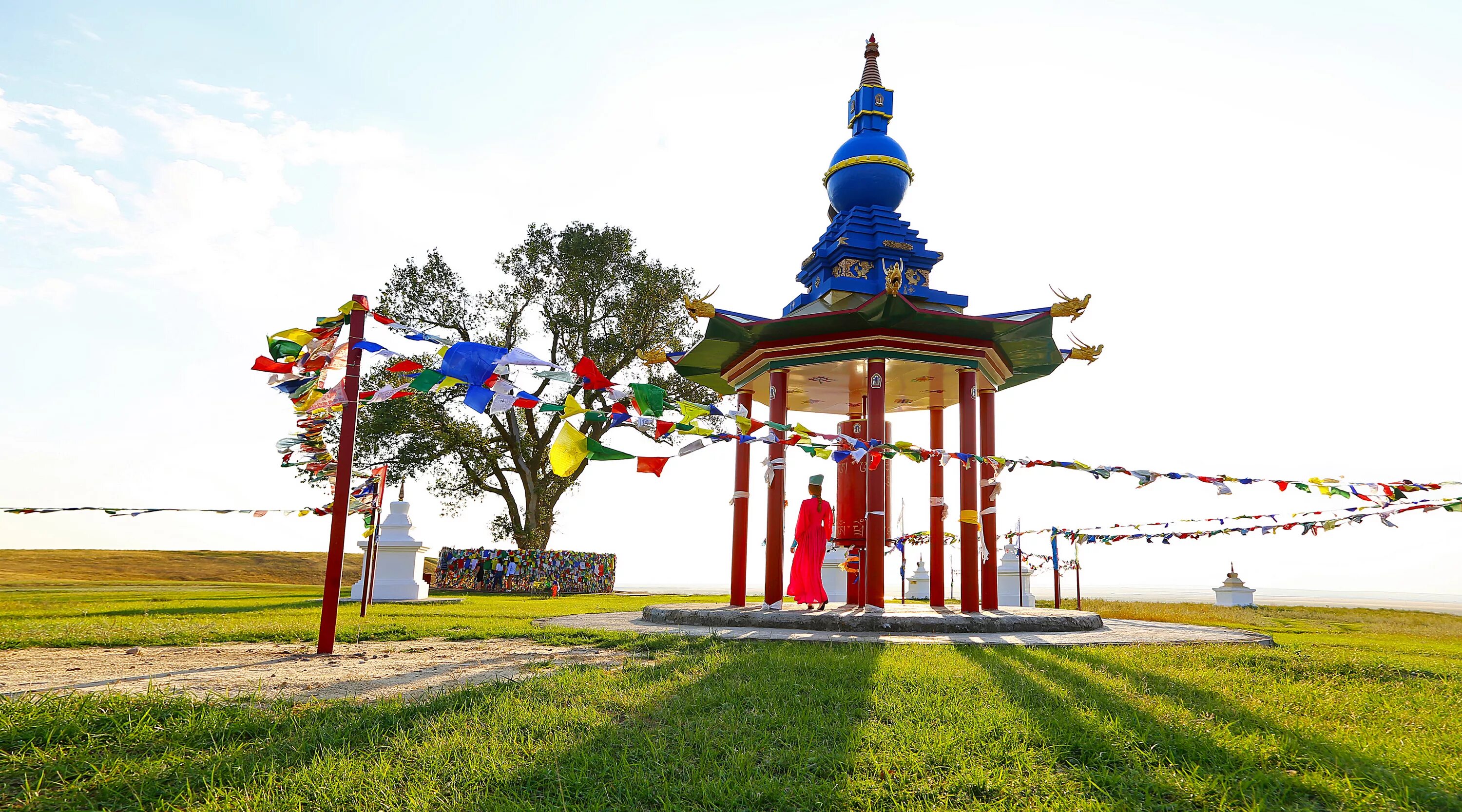 Элиста достопримечательности золотая обитель будды шакьямуни. Калмыкия столица республики. Калмыкия город элиста. Обитель будды шакьямуни элиста. Хурул в элисте.