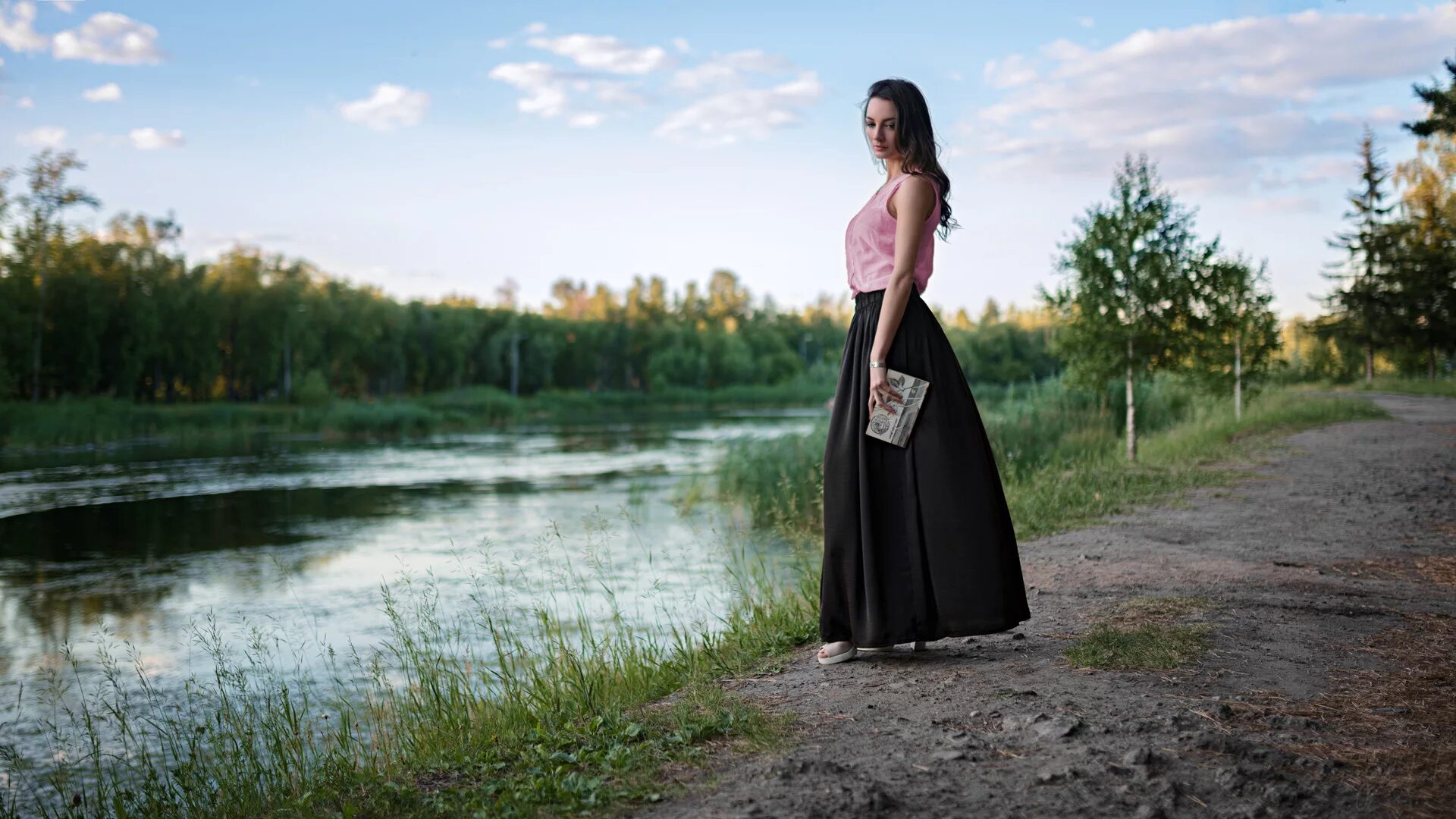 Женщины на берегу реки. Девушка на берегу речки. Фотосессия в воде в платье. Женщины на берегу реки. Девушка у реки.
