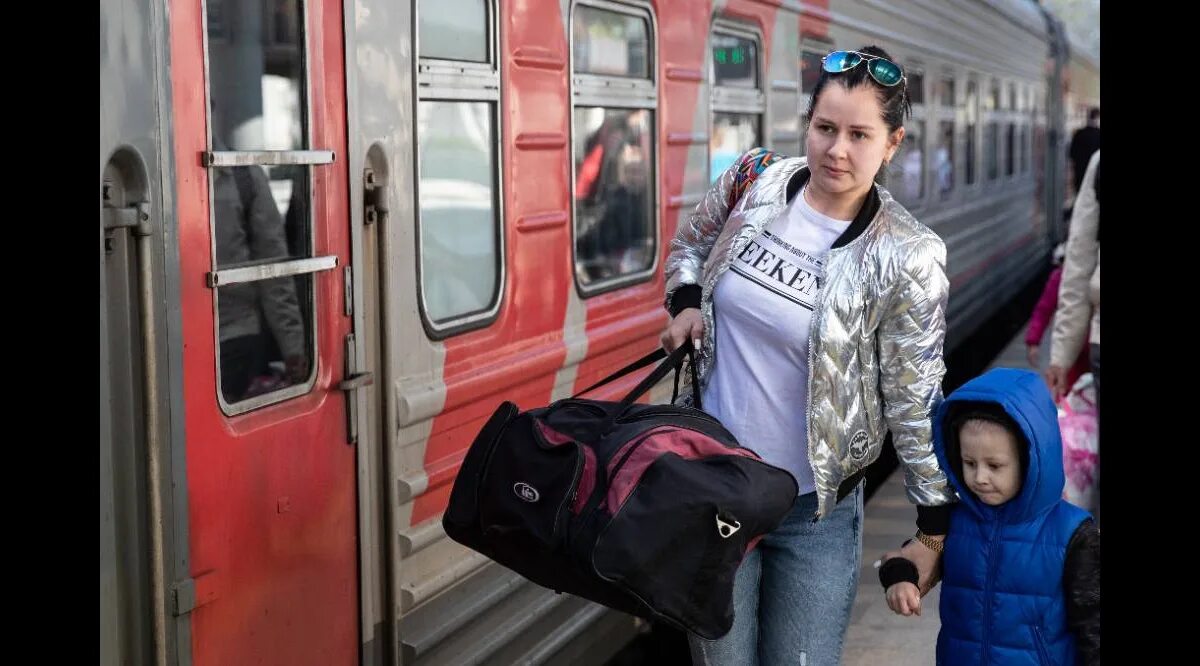 Проезд детей в россию. Дети в электричке. Дети пригородной электрички. Поезда для детей. Дети с родителями в электричке.