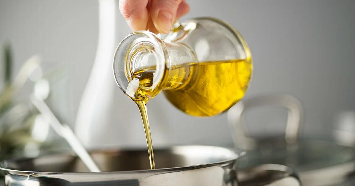 Оливковое масло или рыбий жир. Растительное масло. Разлитое оливковое масло. Разлитое подсолнечное масло. Оливковое масло наливают.