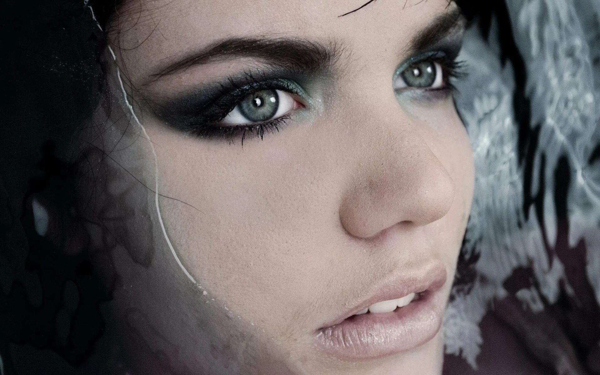 Цвета глаза темные песня. Эстетика черных глаз. Карие глаза. Цвета глаза темные песня. Девушка с грустными глазами.