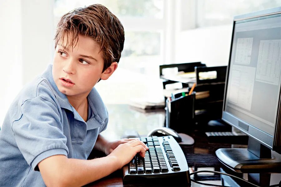 Детский интернет дома. Компьютер для детей. Ребенок за компьютером. Детям об интернете. Школьник за компом.
