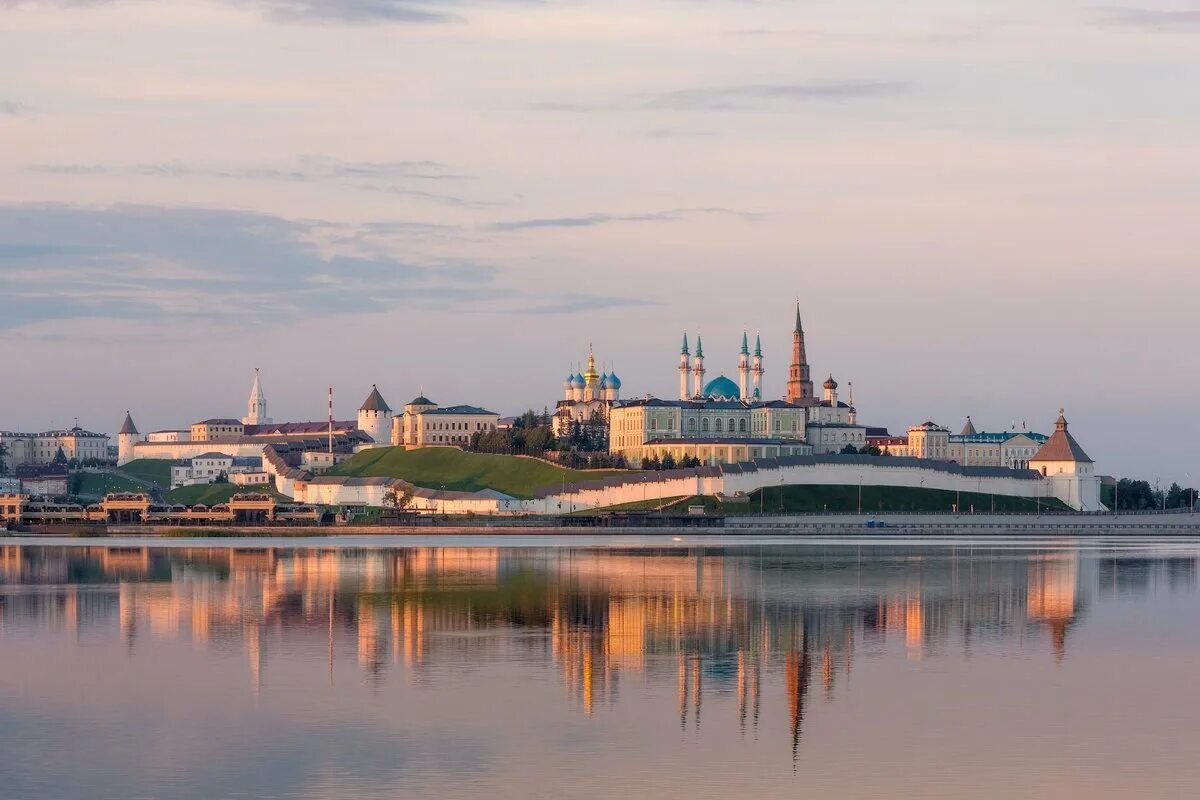 Казанский Кремль Татарстан. Казань река Волга и Казанка. Казань Казанский Кремль панорама. Волга Казань Кремль. Каким будет лето татарстане