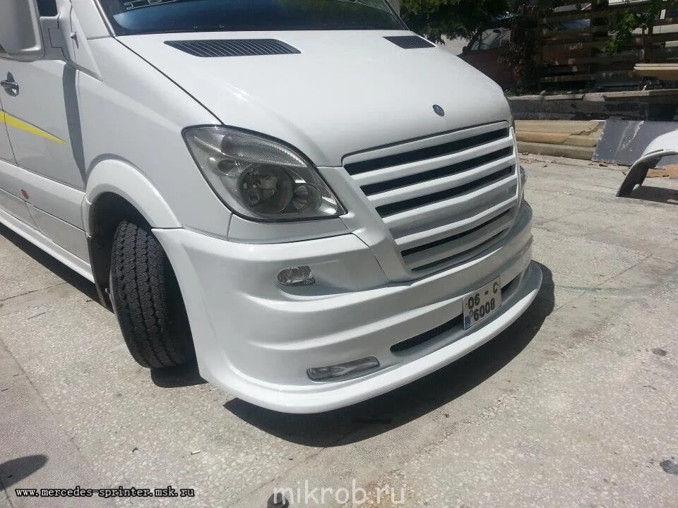 Купить бампер спринтера. Бампер Мерседес Спринтер. Спринтер 906 на обвесе 221. Mercedes Sprinter 906 передний бампер тюнинг. Пластиковые накладки на Мерседес Спринтер 906.