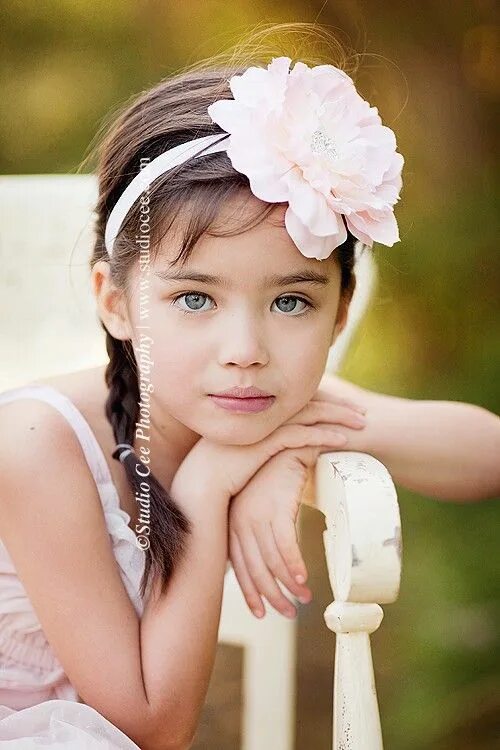 Прическа бабочка для девочки. Little lovely girls. Дети с цветами. Little lovely girls. Девочка бьютифул.
