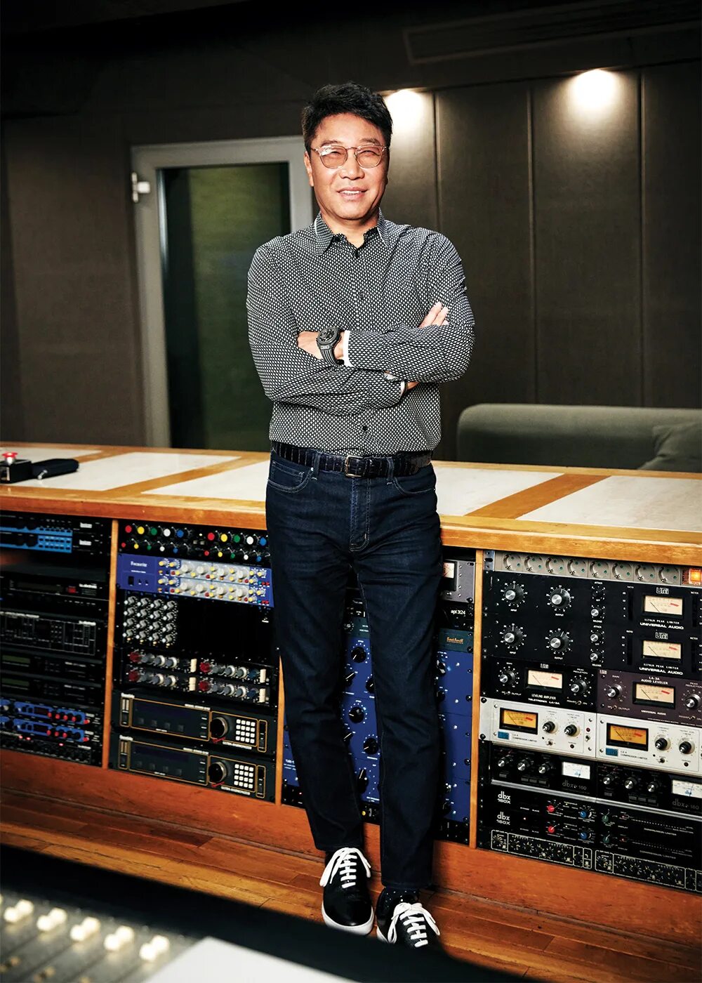 Lee Soo man. Ли Суман SM Entertainment. SM Entertainment Lee Soo man. SM Entertainment директор. Дейли ли