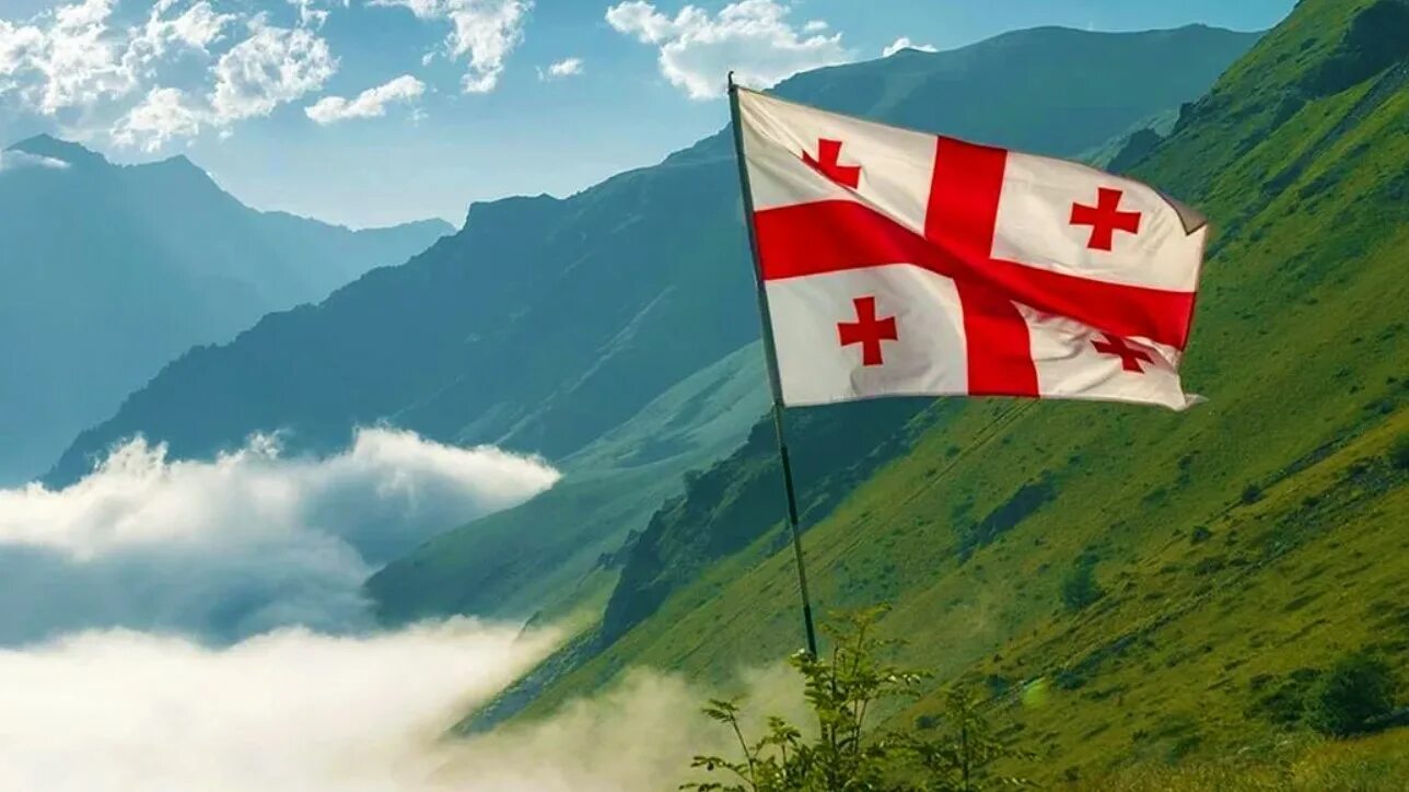 Грузи там. Флаг Грузии. Флаг Грузии в горах. Флаг Грузии Georgia. Грузия Тбилиси флаг.