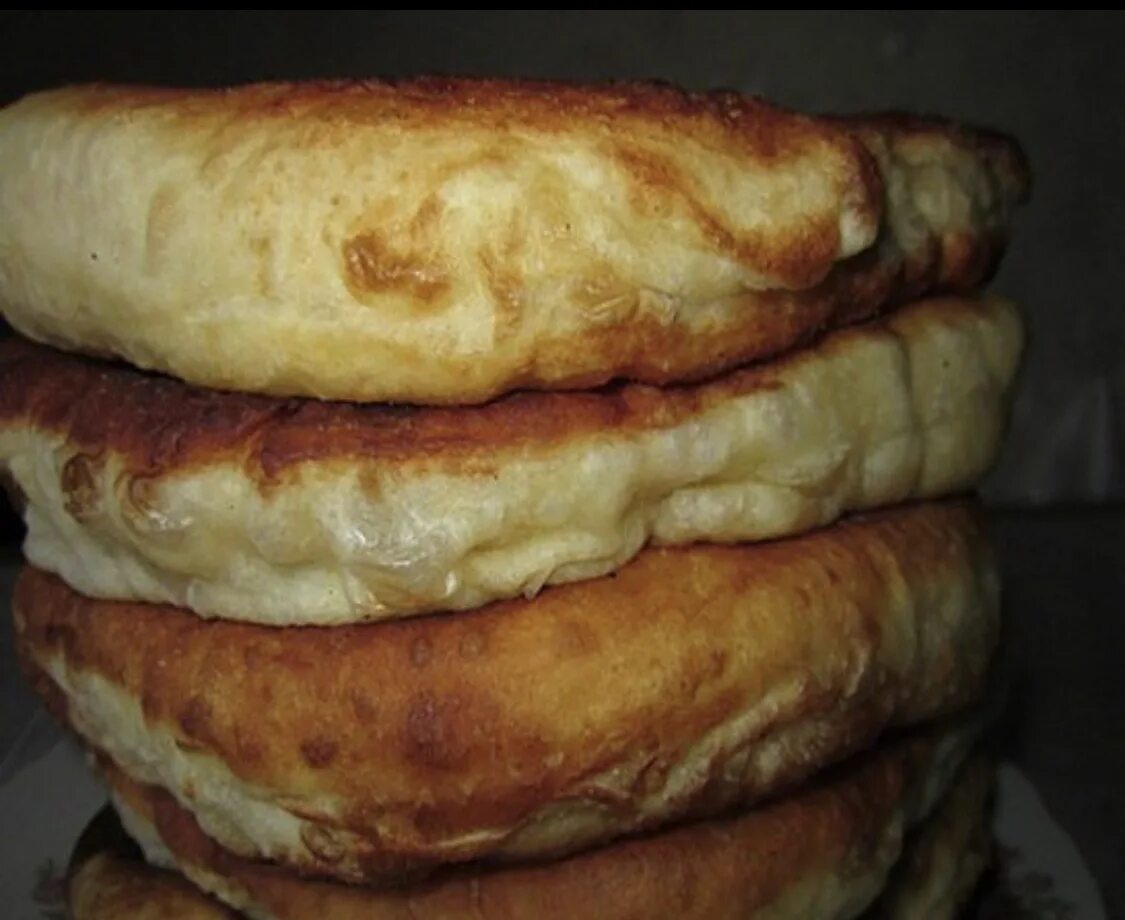 Что испечь на кефире на сковороде. Вкусные лепешки на кефире. лепёшки на кефире на сковороде пышные. пышки, лепешки на кефире. лепешки на кефире с начинкой.