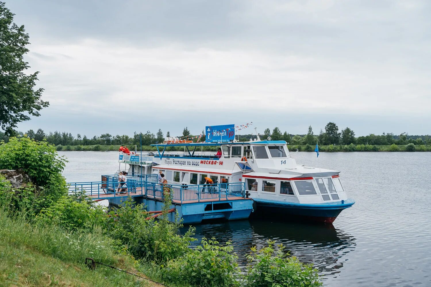 Причал волга 2. Теплоход мечта Дубна. Причал Дубна. Причал в Дубне большая Волга. Теплоход мечта Кимры.