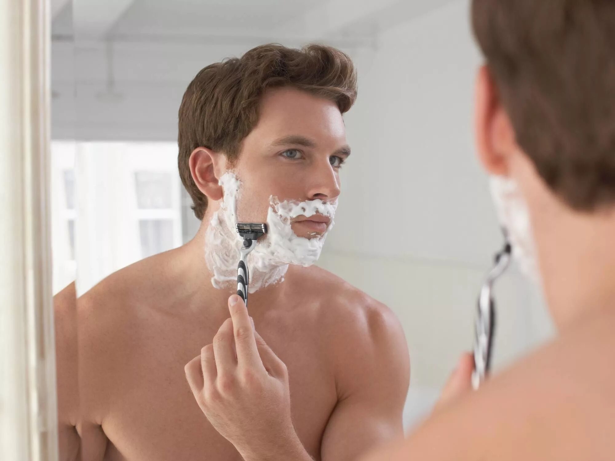 Мужчина бреется сток. Депиляция интимной зоны мужская. Стоит ли бриться перед. Мужчина бреется. Мужчина бреет лицо.