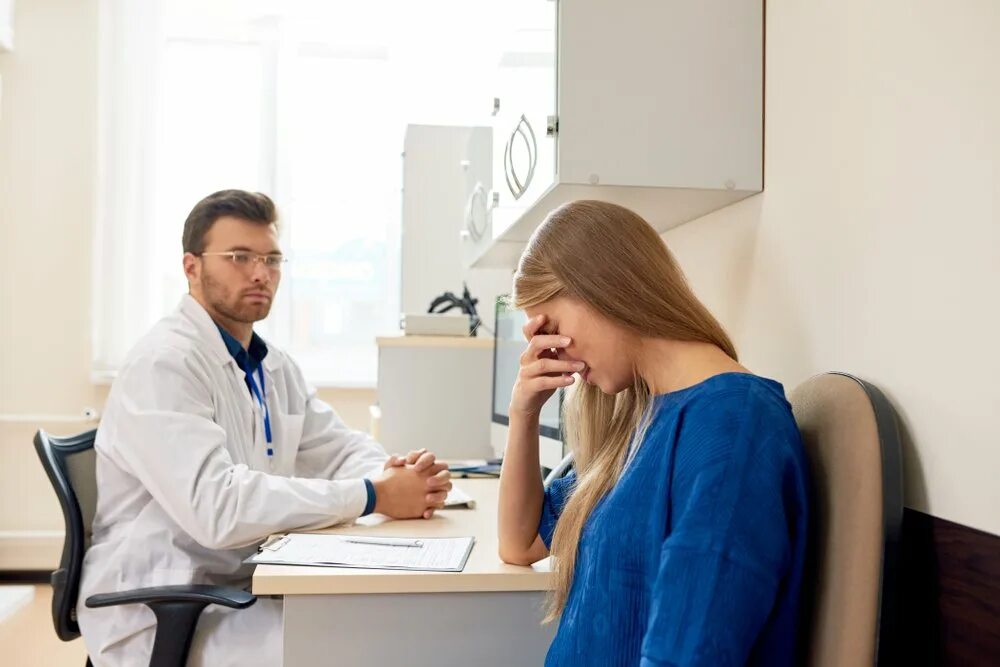 Пациент заглянуть. Беседа с врачом. пациент в кабинете. женщина врач. врач и пациент девушка.