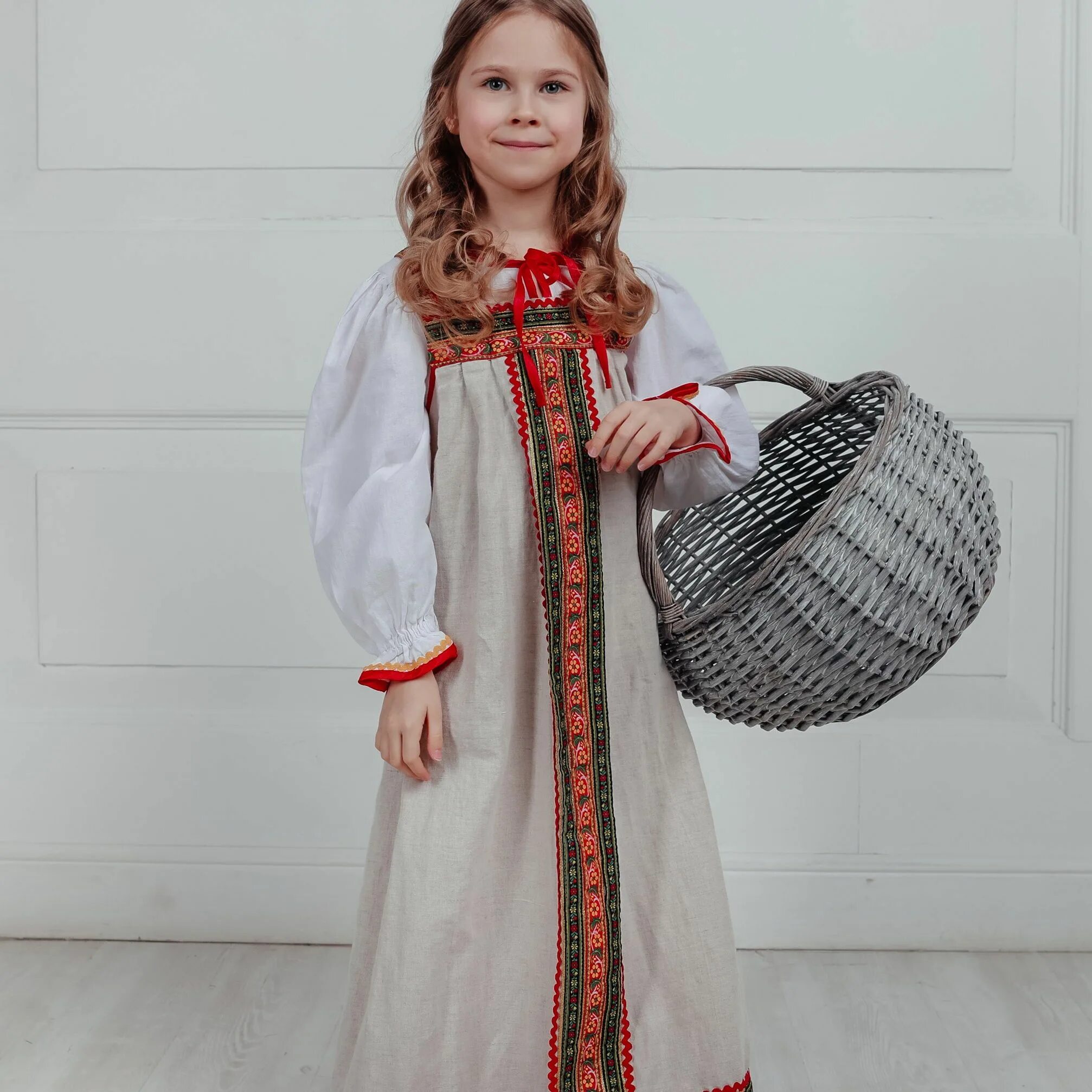 Русский костюм для девочки. Детский народный костюм. Русские народные костюмы для детей. Фольклорные костюмы для детей. Сарафан в народном стиле для девочки.