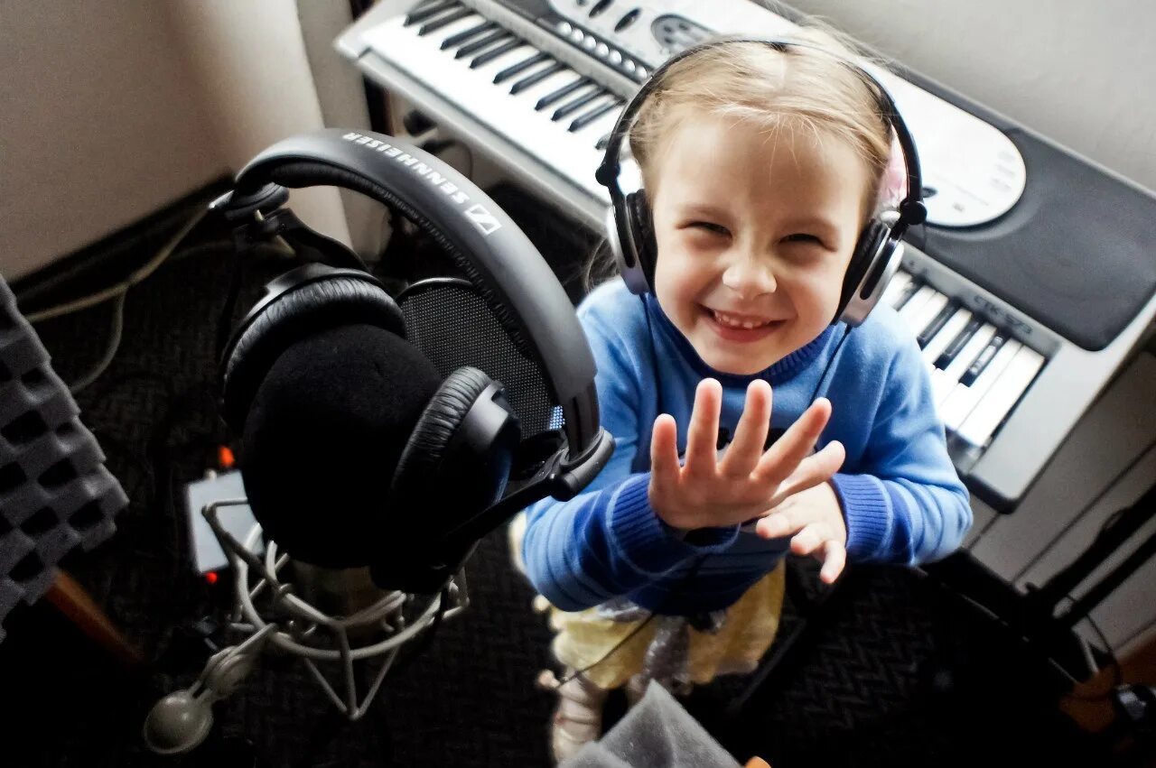 Дети звукорежиссер. Ребенок в студии звукозаписи. Дети поют. Пение дети.