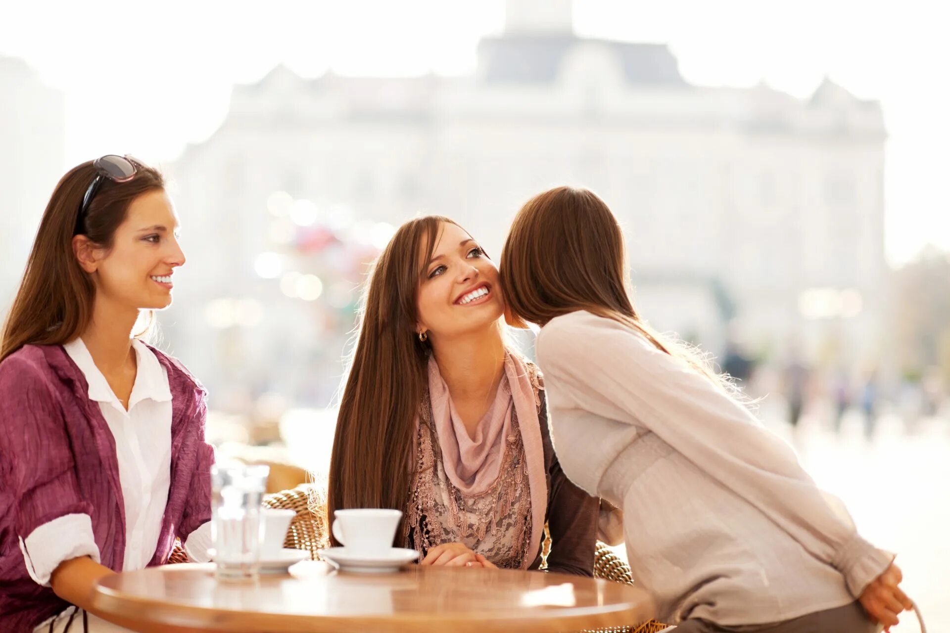 Похлопывание по плечу. Greet each other. Приветствие разных народов. Greet each other. Жмут руки скетч.