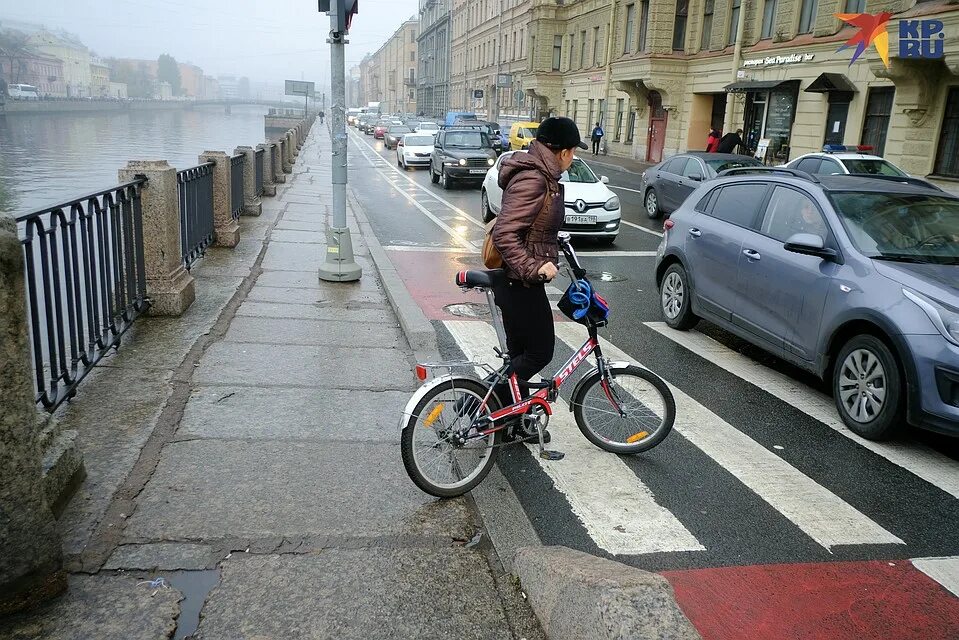 Можно ли по тротуару ездить на велосипеде. Велосипедист на тротуаре. Велосипед на проезжей части. Велосипед на пешеходной дорожке. На велосипеде по тротуару.