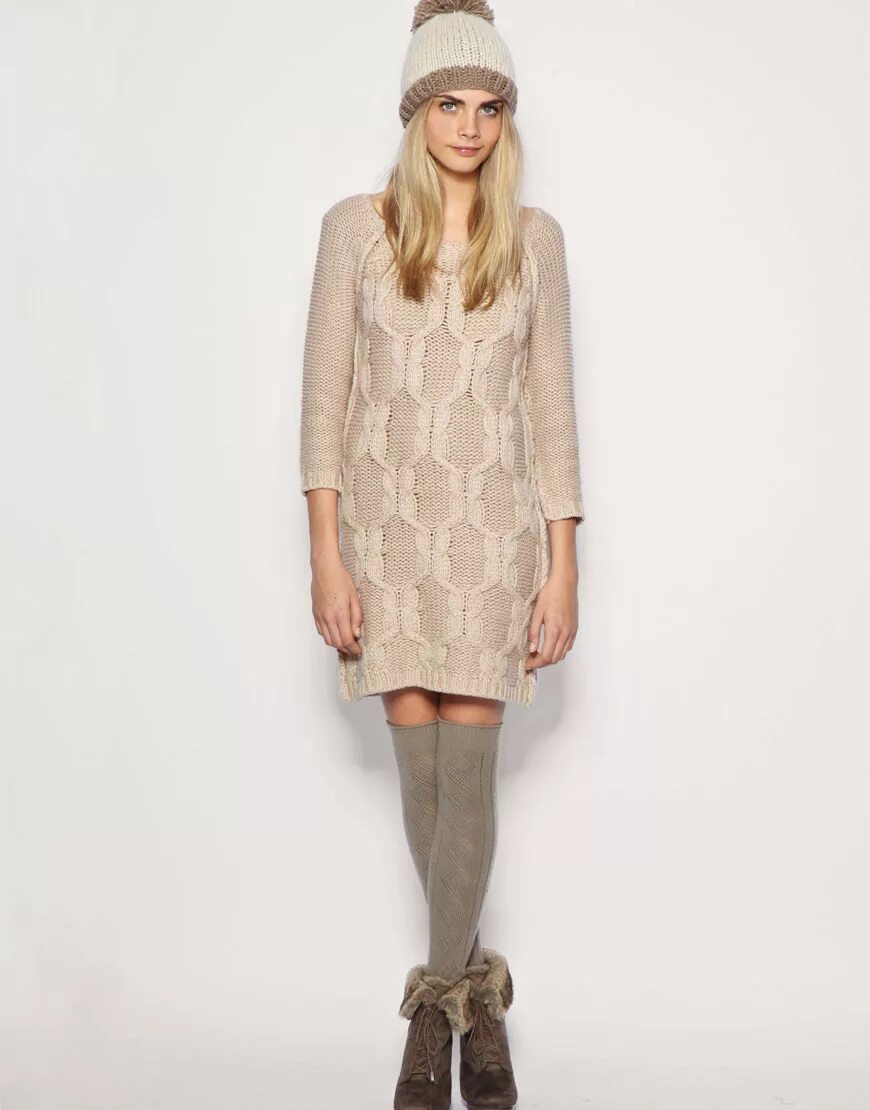 лавандовое платье с черными колготками. с какими колготками носить вязаное платье. белое трикотажное зимнее платье. с какими колготками носить вязаное платье. колготки с вязаным платьем.