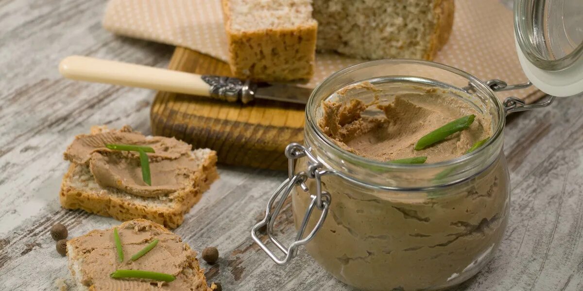 Паштет из печени в банки. Печеночный паштет ,(куриной печени). Печёночный паштет из куриной печени. Паштет куриный. Паштет из куриной печени подача.