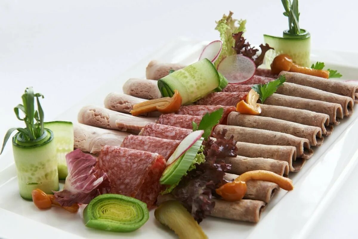 холодные закуски мясное ассорти. мясная нарезка. мясное ассорти. мясное ассорти (язык, буженина, ростбиф, куриный рулет). мясное ассорти геншин.