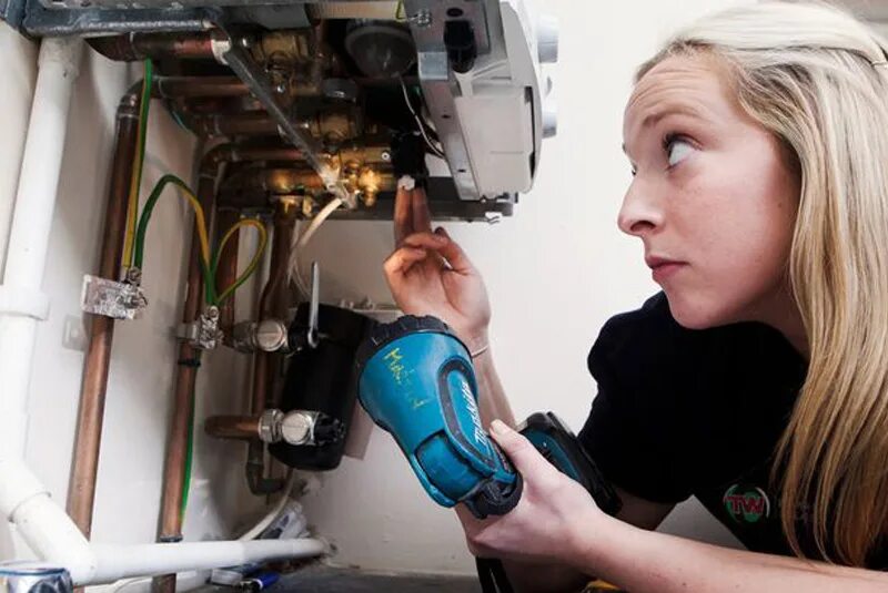 Сантехник в девушку. Сантехник в девушку. Женщина сантехник. Девушка чинит кран. Сантехник в девушку.