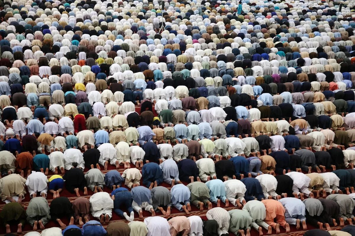 Сколько мусульман в мире 2024. Куча мусульман. Много мусульман. Намаз. Много людей поклоняются.