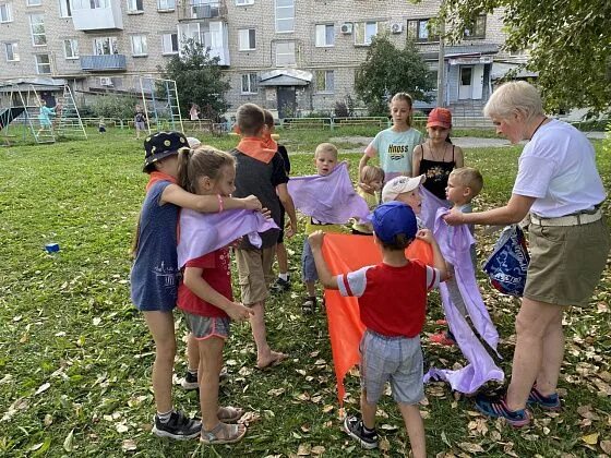 Уличная детвора проводившая все время. Загородные лагеря Серова. Начальник лагеря. Экологическая площадка. Экологическая эстафета.