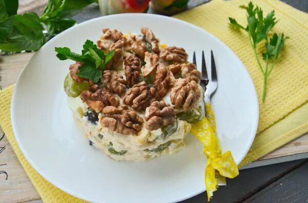 Кура грецкий орех салат. Салат с грецкими орехами и курицей. салат с говядиной и грецкими орехами. салат с черносливом и грецким орехом. куриный салат с грецкими орехами.