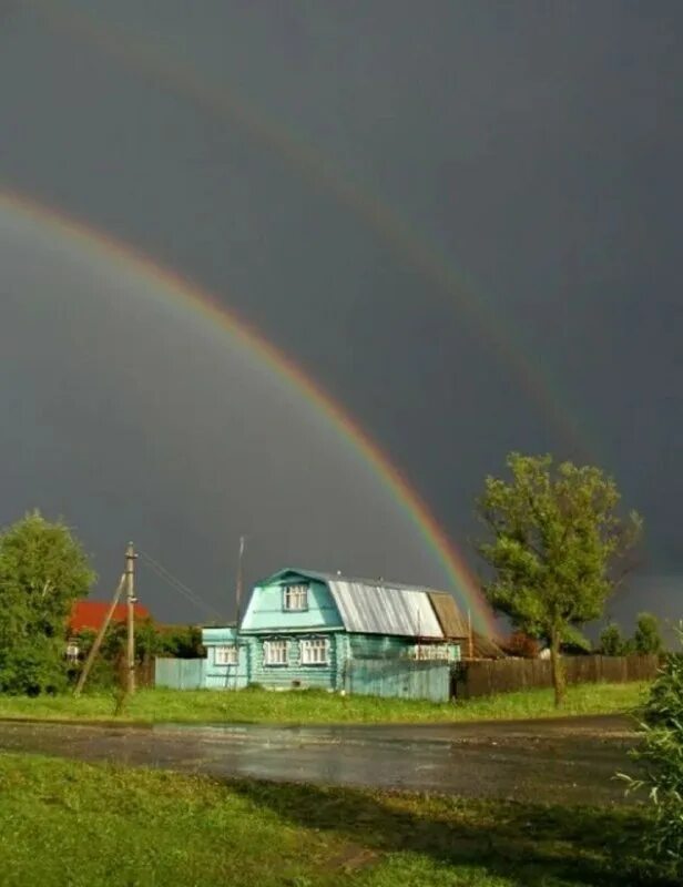 радуга над деревней. радуга над домом. радуга над деревней. красивая радуга в деревне. веселки деревня украины.