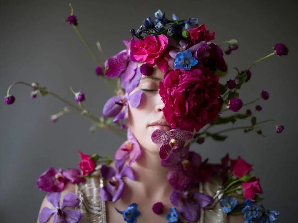Креативные фото цветов. Лицо в цветах. Креативные фото цветов. Необычные фотосессии. День красоты картинки креативные.