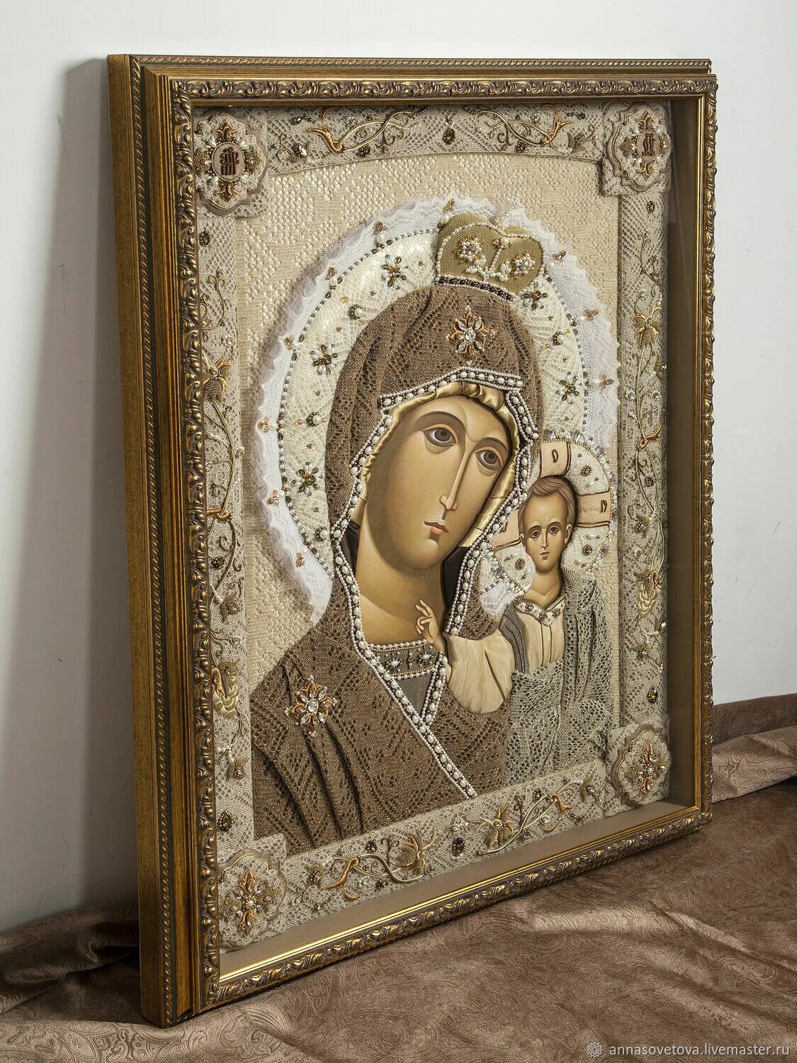 Танк с иконой. Золочение иконы. Икона спасителя в ризе. Риза на иконе. Икона в ризе танк.