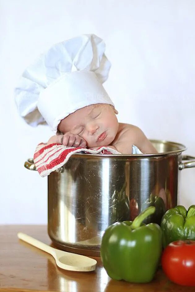 Cooking babies. Младенец в кастрюле. Фотосессии младенца повар. Фотосессия с кастрюлями дети. Фотосессия Поваренок малышу.